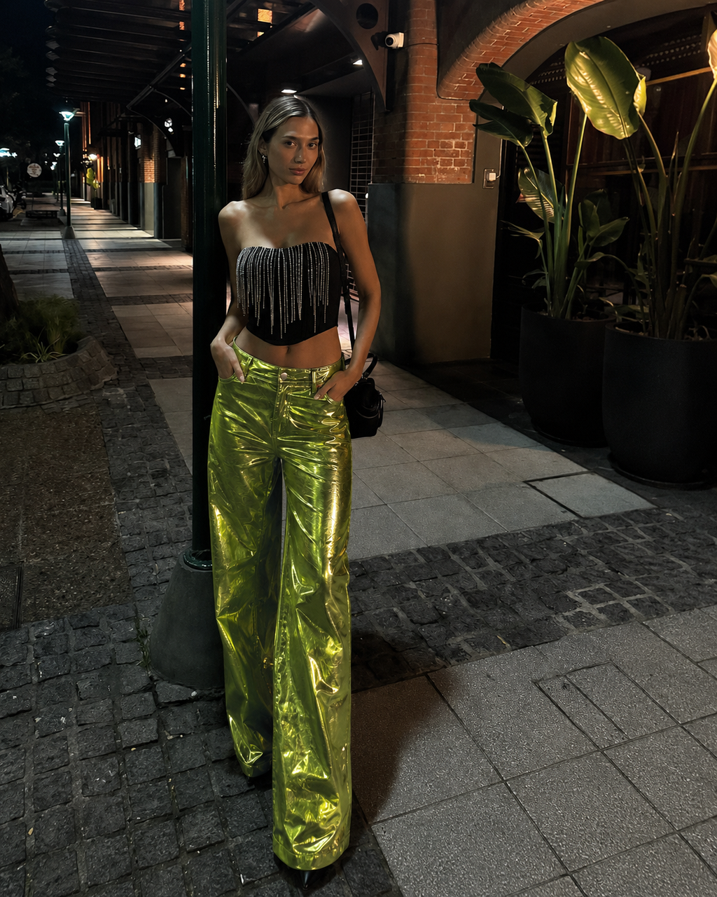 PANT METALIZADO KINDRA + TOP CORSET ASYA + SET COLLARES ÉTER