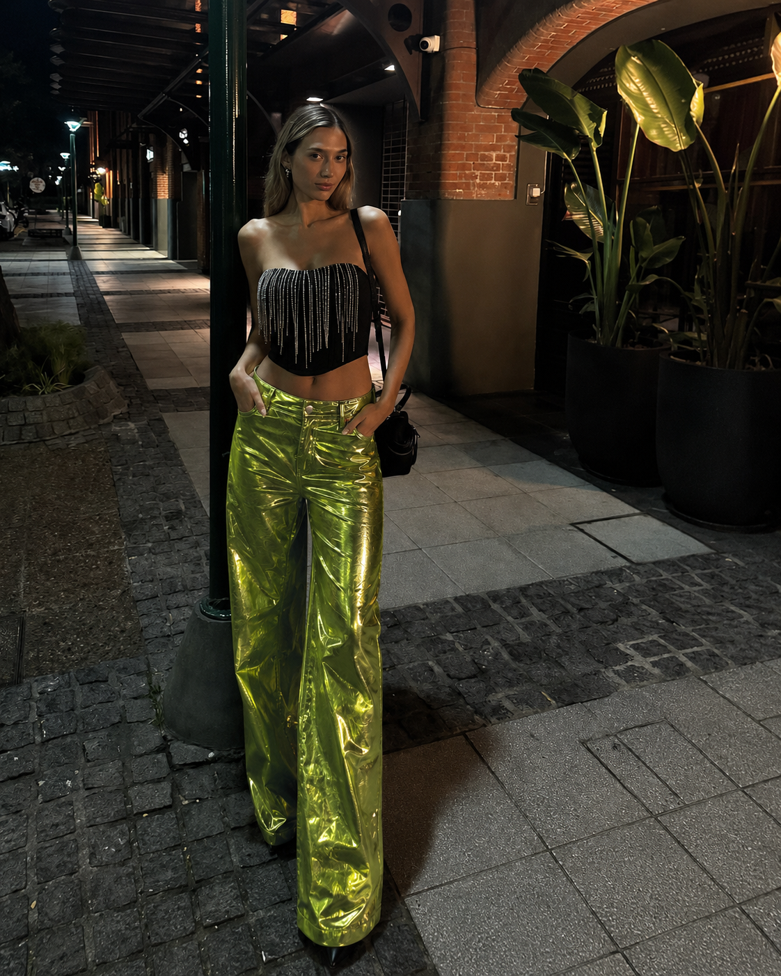 PANT METALIZADO KINDRA + TOP CORSET ASYA + SET COLLARES ÉTER